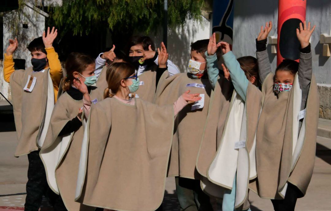 Algunos de los alumnos con las mantas-poncho al poco de serles entregadas