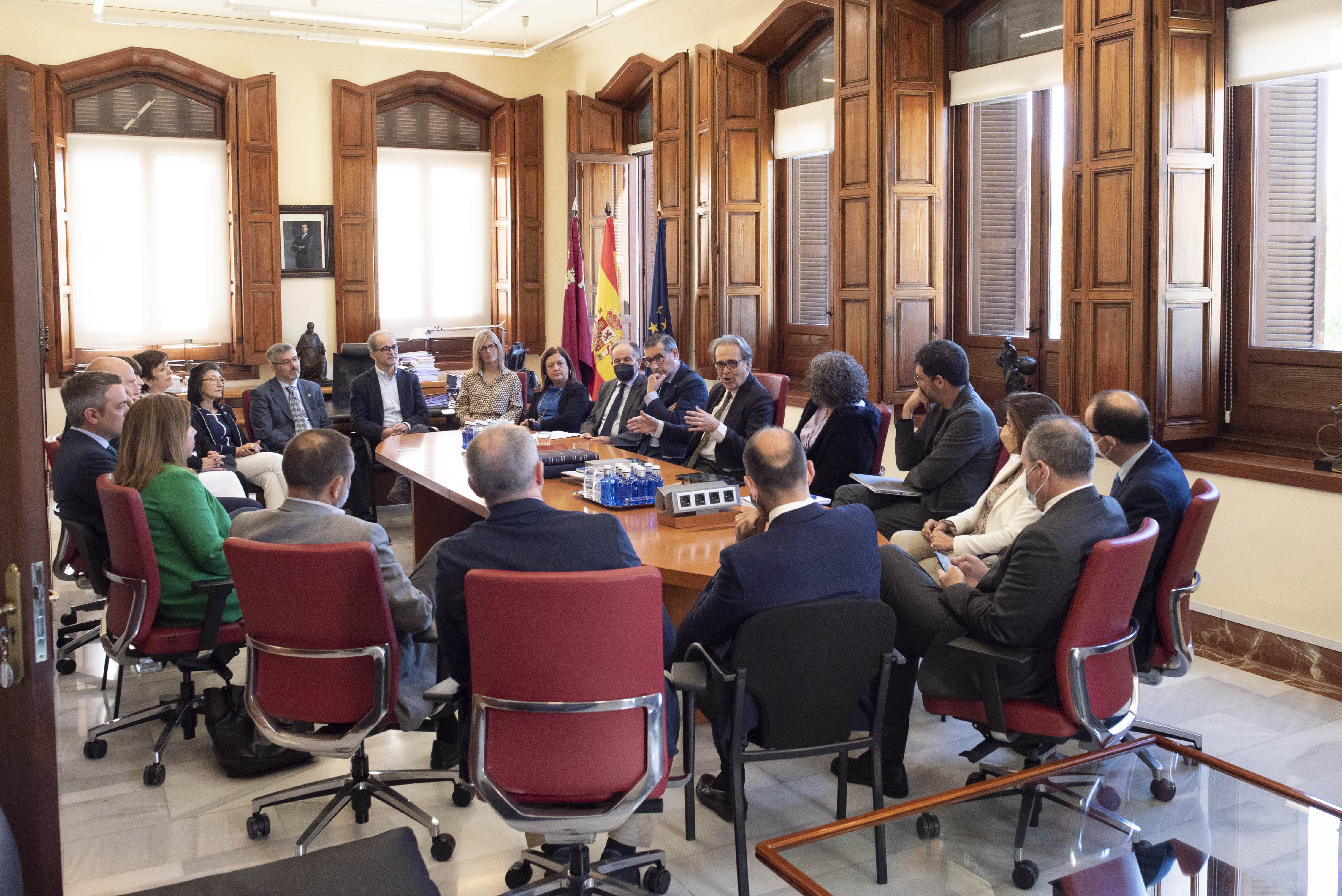 Joan Subirats reunido con representantes de la UMU y la UPCT