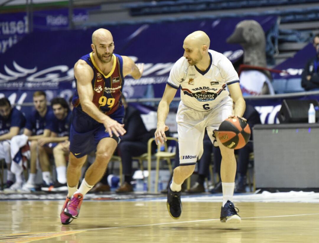 El azulgrana Clatahes, el mejor del partido, persigue a Albert Oliver