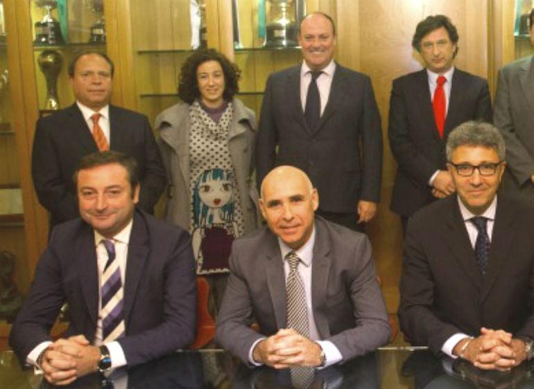 Alfredo Pérez, en la foto con corbata de rayas, sustituye a Higuera en la presidencia del club. Atras, Miriam peña y, a su izquierda, Juanjo Uriel.