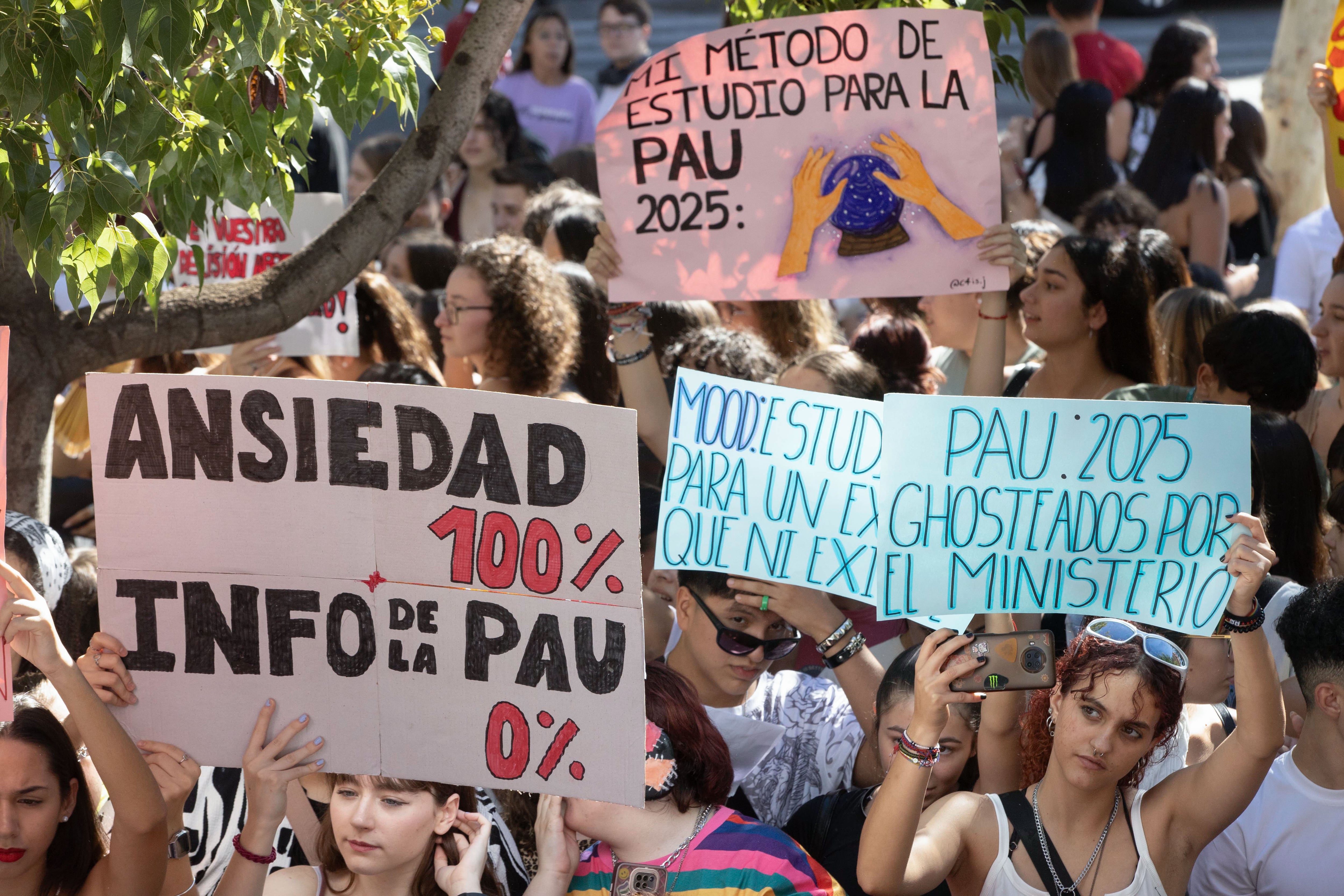 Archivo - Protesta convocada por estudiantes de bachillerato por la falta de información sobre la prueba de acceso a la universidad. EFE/Marcial Guillén