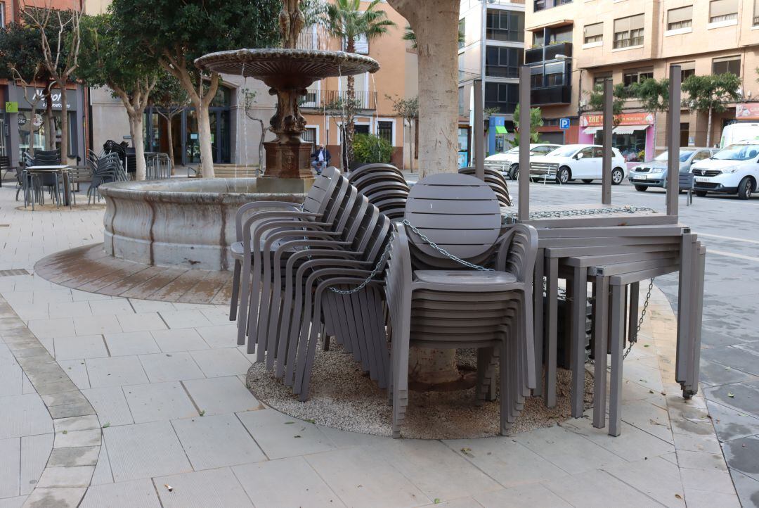 Terraza de un bar cerrado en Onda