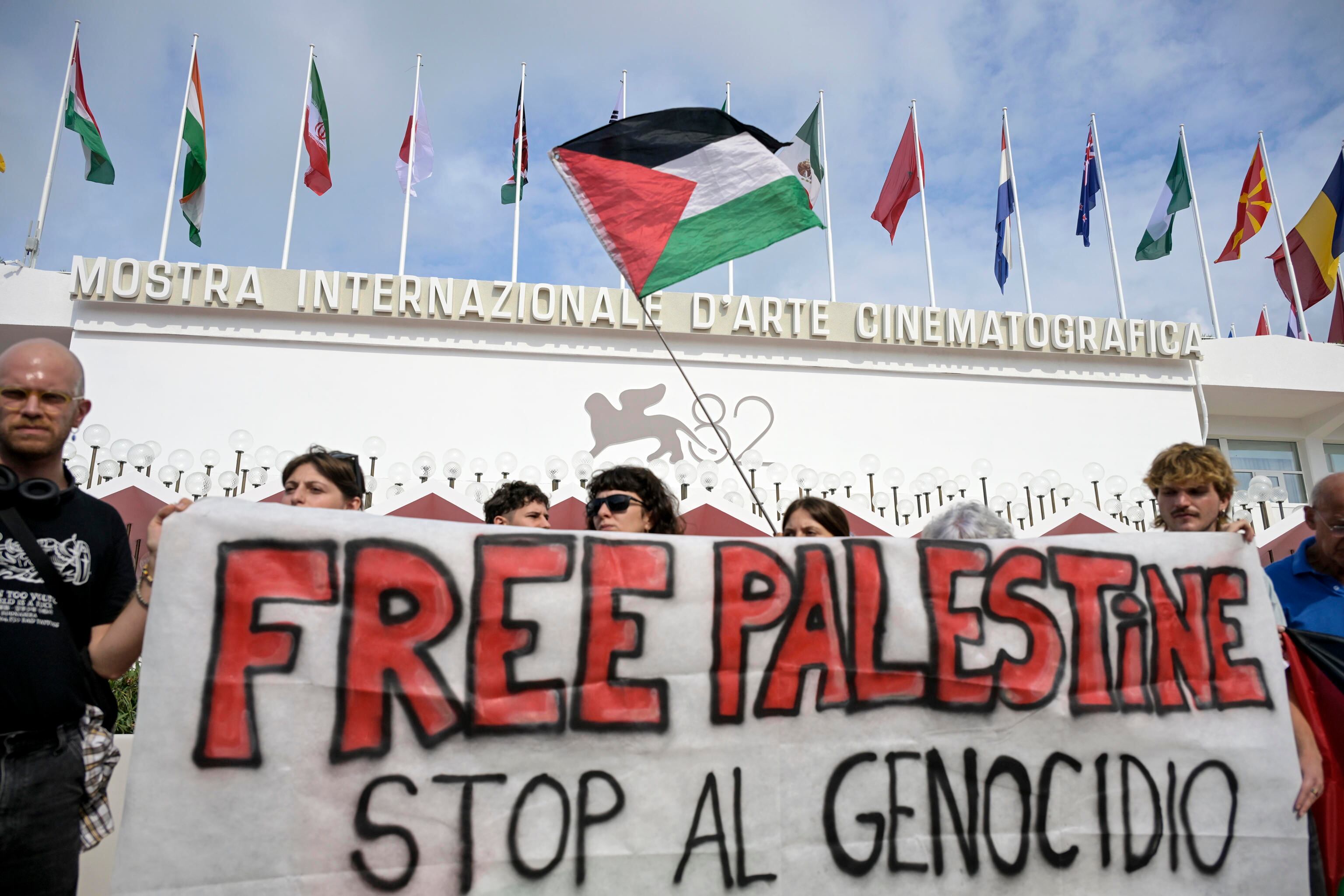 FOTODELDIA VENECIA, 27/08/2025.- Manifestantes ondean una bandera palestina durante una manifestación de apoyo al pueblo palestino ante la sede donde se celebra el Festival de Venecia antes de su ceremonia de apertura en Venecia, Italia, este miércoles. El Festival de Venecia arranca su 82 edición. EFE/ Riccardo Antimiani
