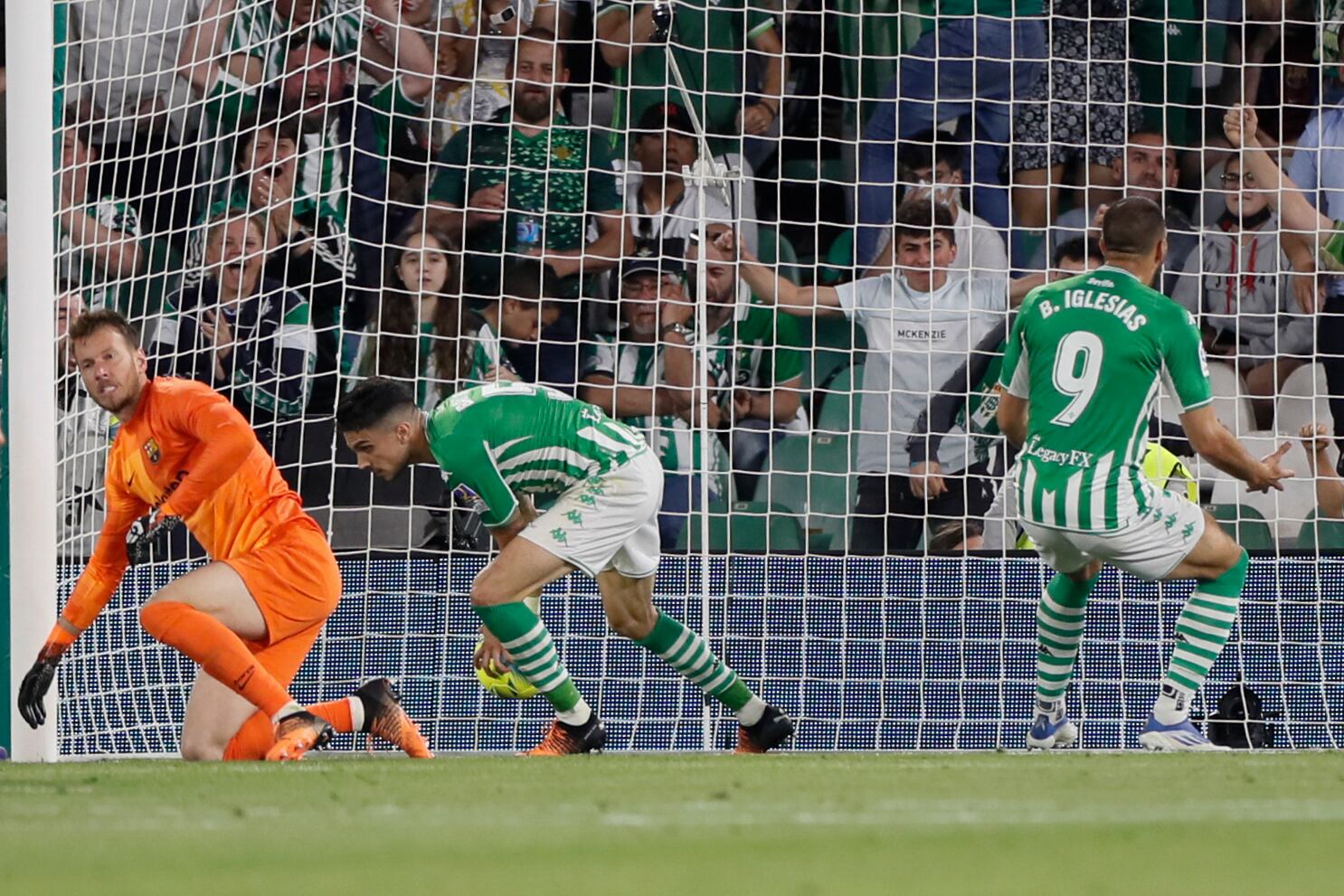 SEVILLA, 07/05/2022.- El defensa del Real Betis Marc Bartra (c) celebra su gol durante el partido de la jornada 35 de LaLiga Santander que Real Betis y FC Barcelona disputan este sábado en el estadio Benito Villamarín, en Sevilla. EFE/José Manuel Vidal
