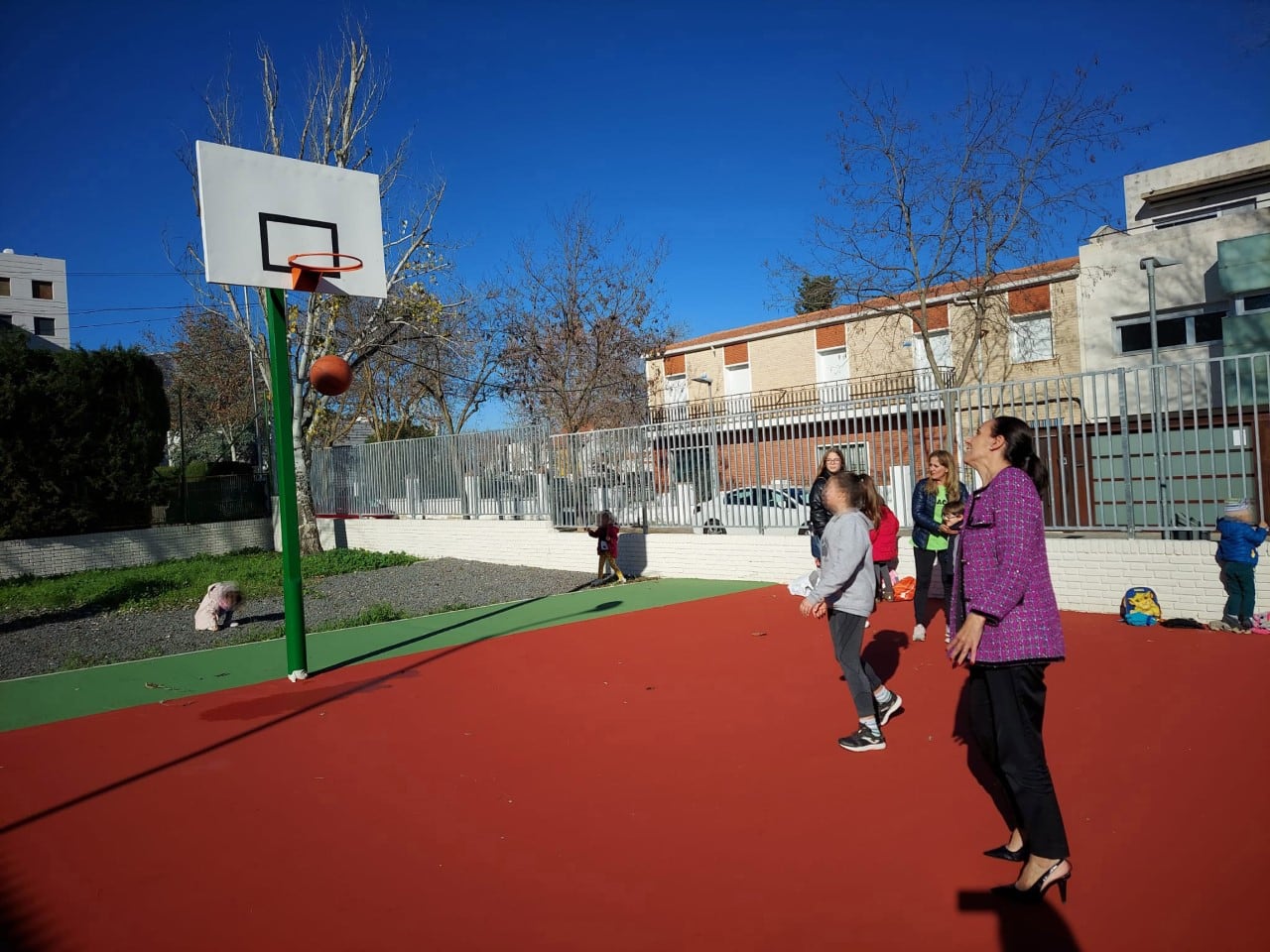 Eva María Masías visita a los escolares de las Escuelas de Navidad