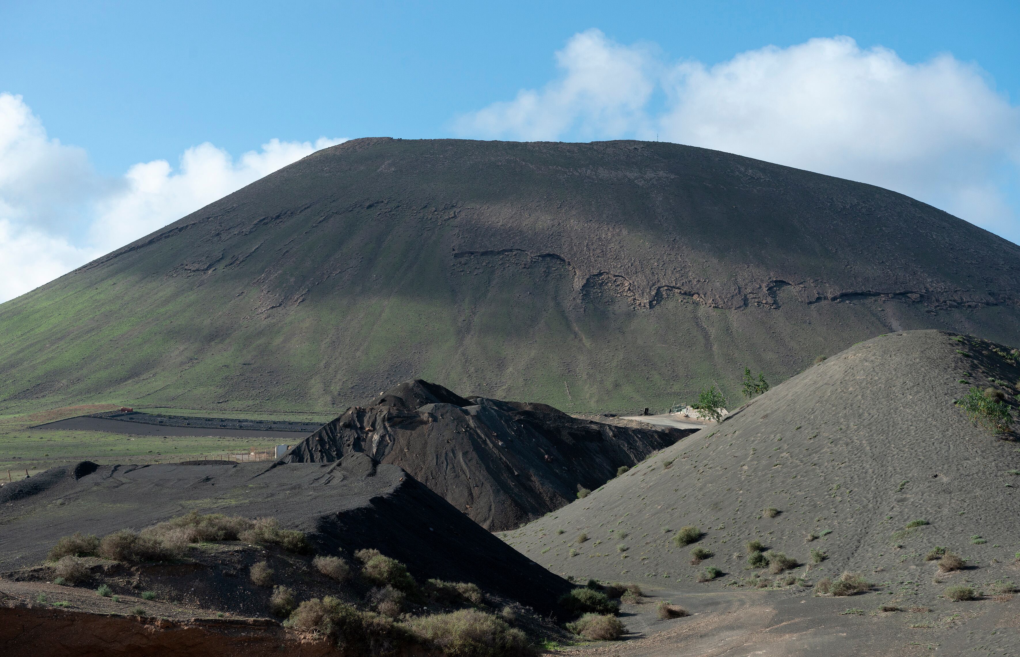 GRAFCAN716. TAO (LANZAROTE) (ESPAÑA), 11/10/2022.- Un estudio realizado por el CSIC, la Universidad Complutense y el Instituto Volcanológico de Canarias demuestra que las rocas de algunos parajes de Lanzarote son idénticas a las que recogieron las misiones Apolo y pueden servir para ensayar en la Tierra cómo construir, sembrar u obtener agua y combustible cuando el hombre establezca su primera base en la Luna. En la imagen, cantera de Tao, en el municipio de Teguise, donde se han tomado muestras de basalto para compararlo con rocas lunares. EFE/Adriel Perdomo
