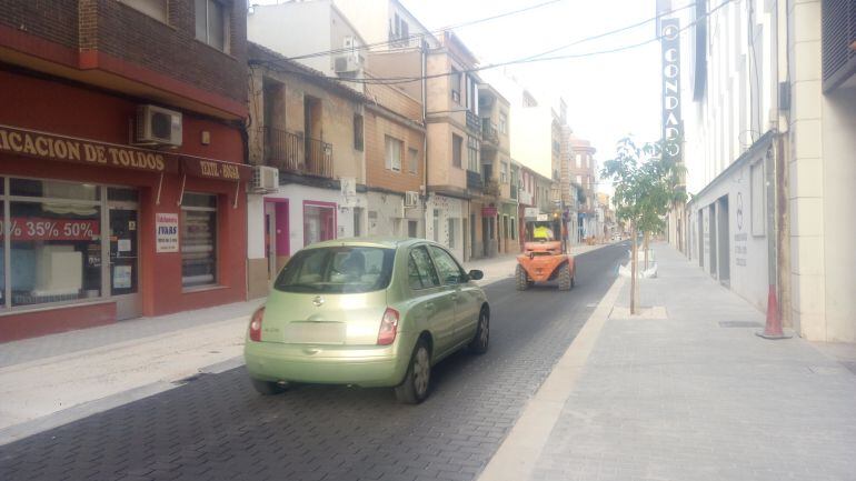 Imagen de la apertura de la calle Colón, en Dénia, días antes del inicio de la Festa Major.