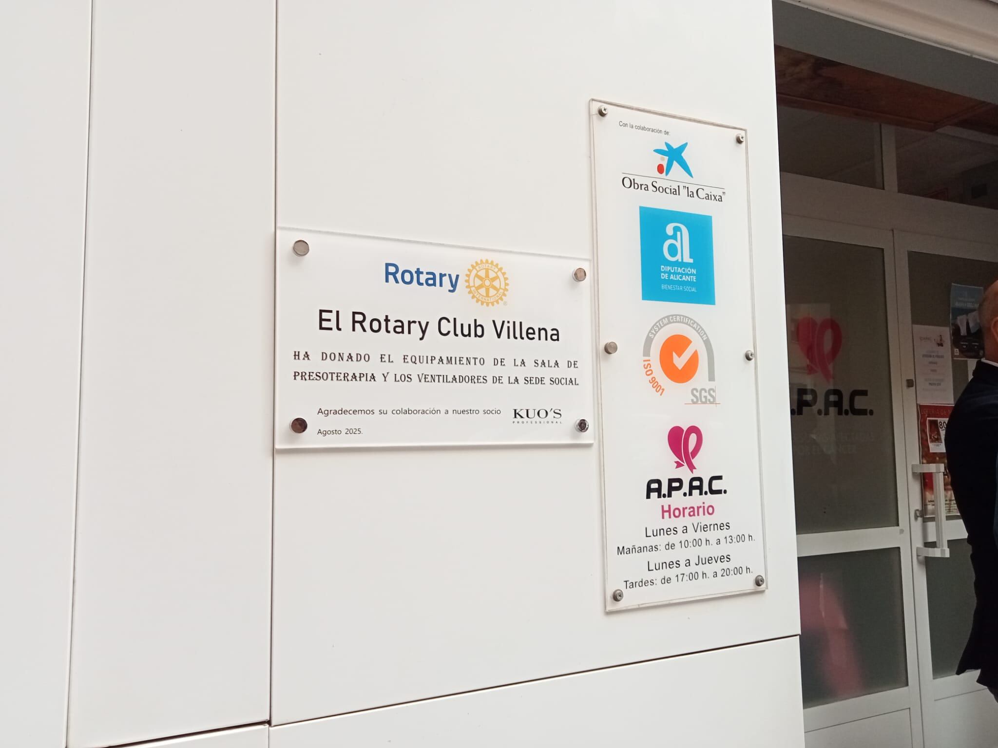 Entrada de la sede de APAC