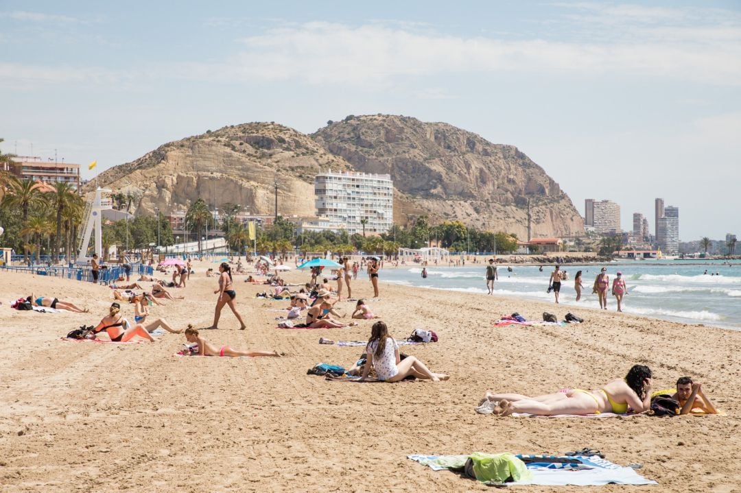 Bañistas en la Playa del Postiguet durante el primer día de la Fase 2