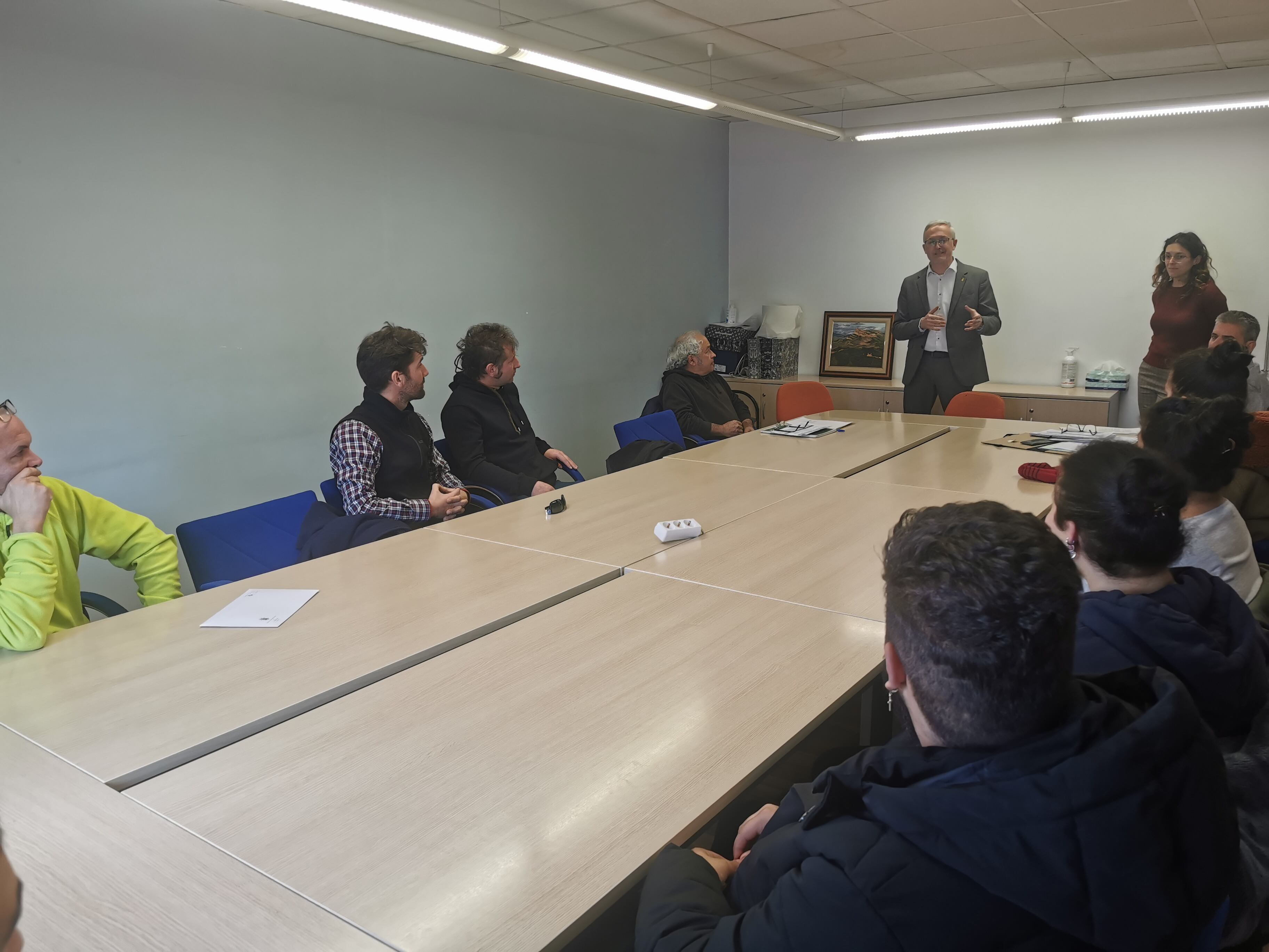 El alcalde de Jaca, Juan Manuel Ramón, acompañado de la concejal de Educación, Laura Climente, dieron la bienvenida a los alumnos y los docentes en la primera sesión formativa.
