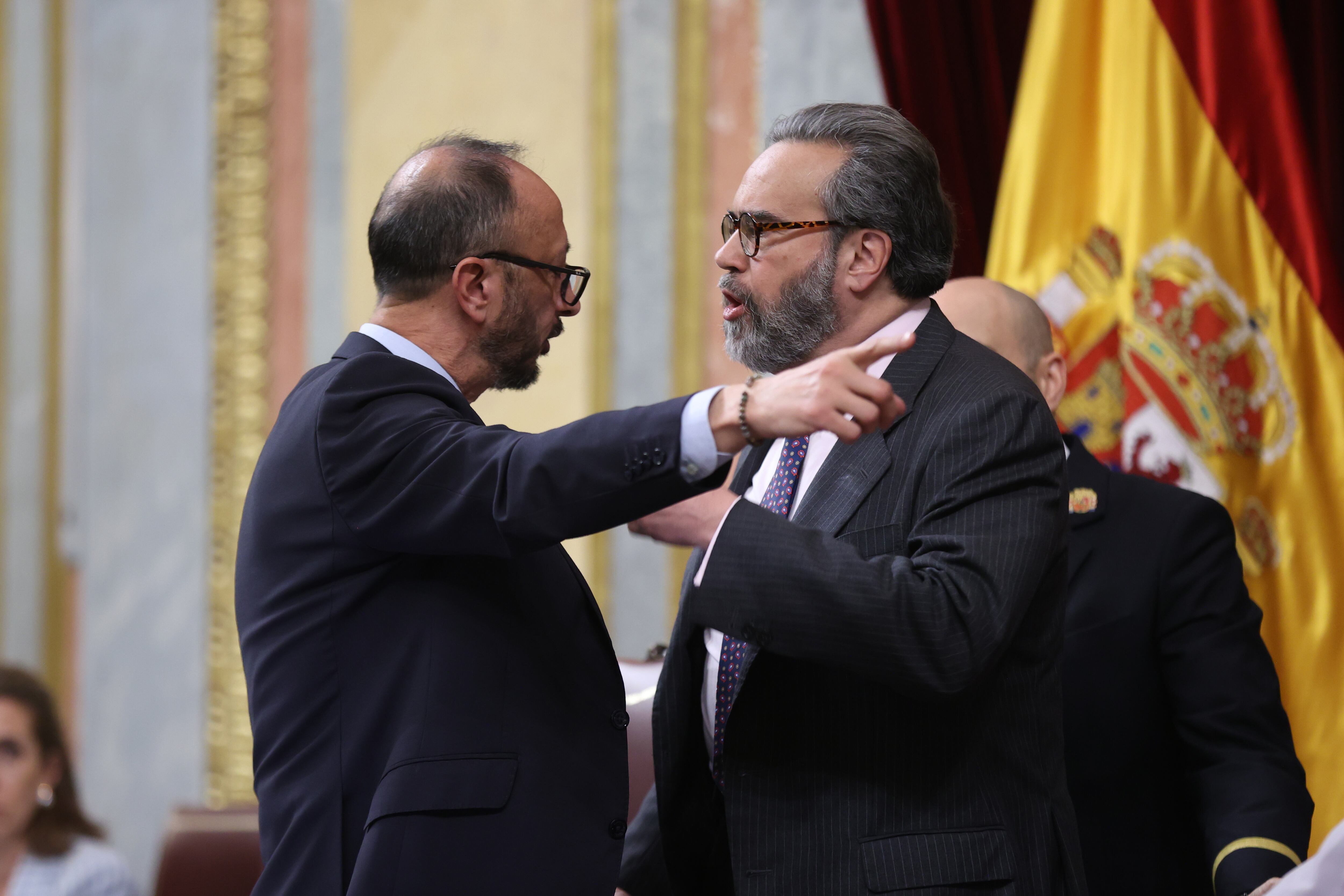 El vicepresidente de la cámara, Alfonso Rodríguez Gómez de Celis, discute con el diputado de Vox José María Sánchez durante el Pleno del Congreso de los Diputados.