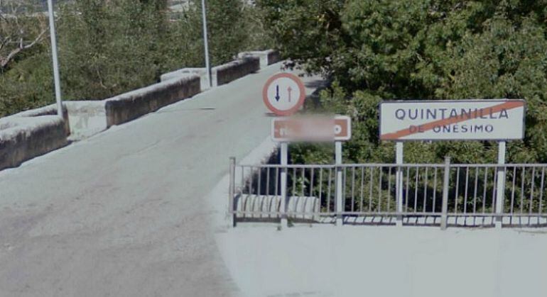 Uno de los carteles ubicado a la salida de Quintanilla de Onésimo