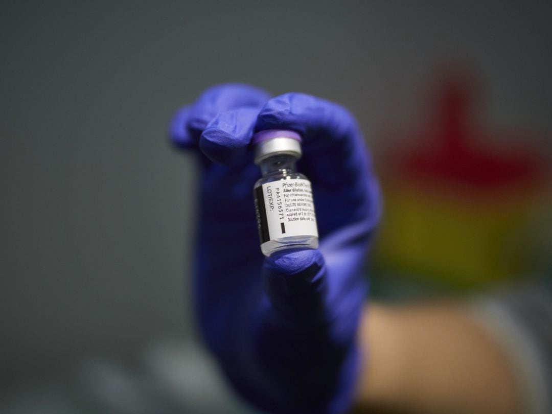 Una trabajadora sanitaria, con material necesario para administrar la vacuna contra la COVID-19, en Pamplona