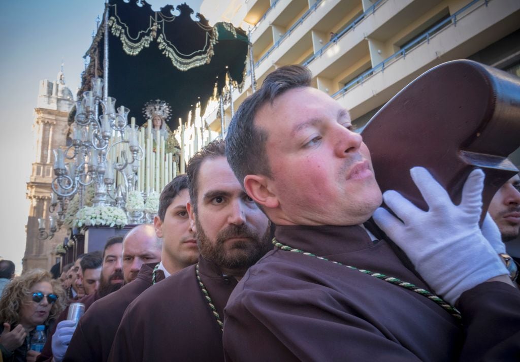 Costaleros de Málaga portan un paso en Semana Santa.