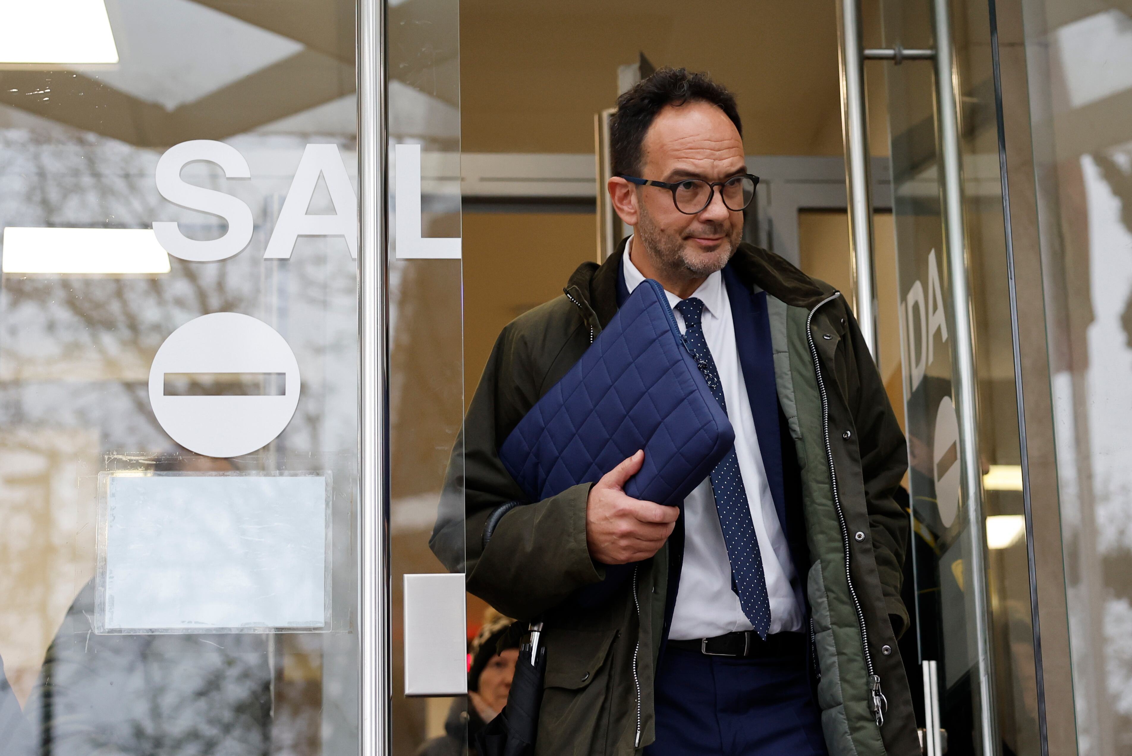 El secretario de Estado de Telecomunicaciones, Antonio Hernando, rodeado de informadores este lunes en los Juzgados de Plaza de Castilla (Madrid)