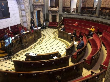 El hemiciclo del Ayuntamiento de València ha estado semivacío en el pleno de marzo y con los concejales separados por, al menos, metro y medio de distancia