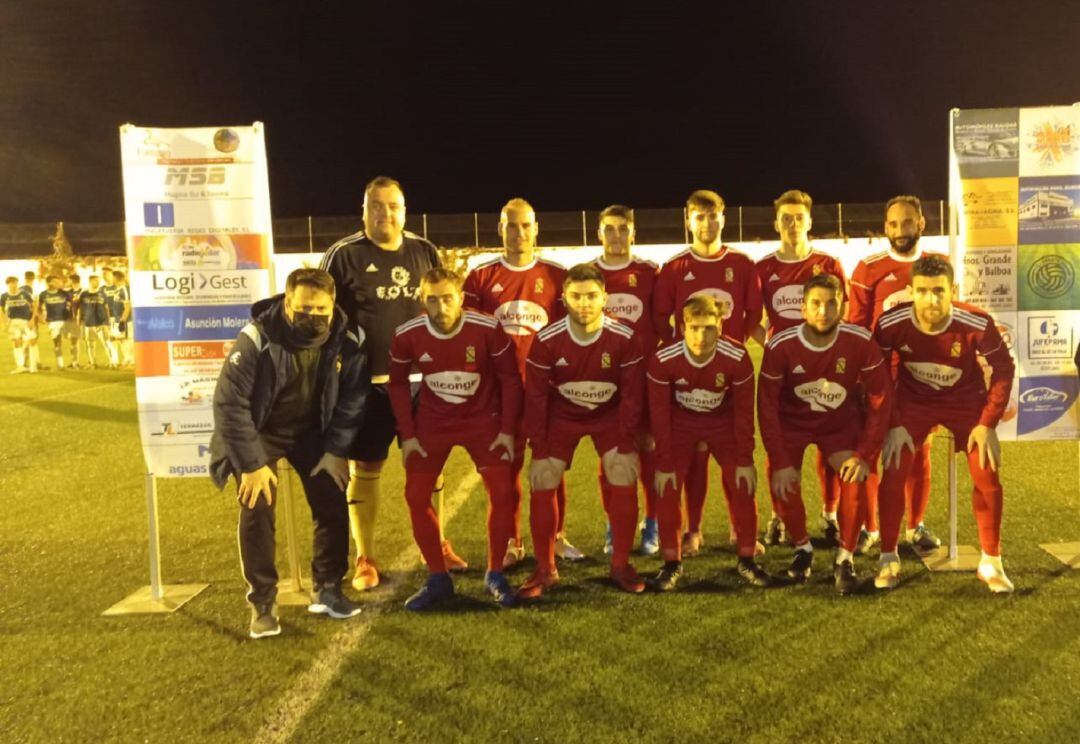 Once inicial del Jódar ante el Úbeda, con el entrenador, Cristóabl Moreno, agachado a la izquierda