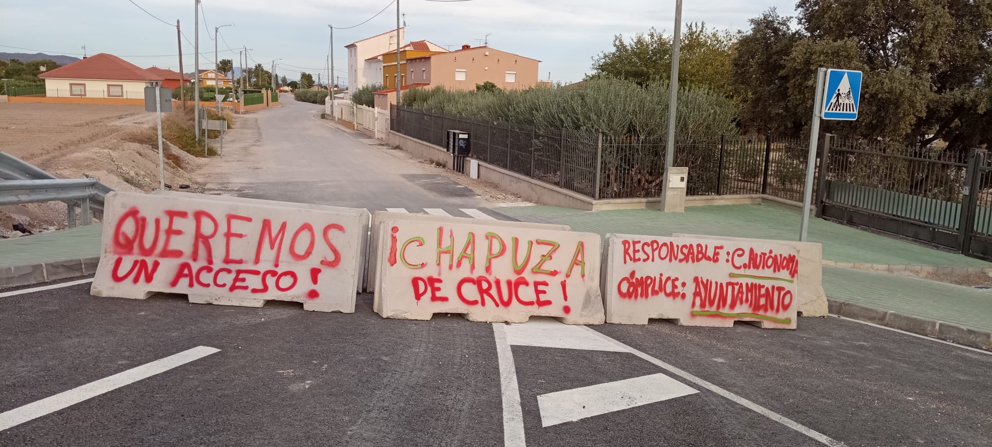 Mensajes reivindicativos en las lonas de las obras del AVE Y la Ronda Central en Tercia