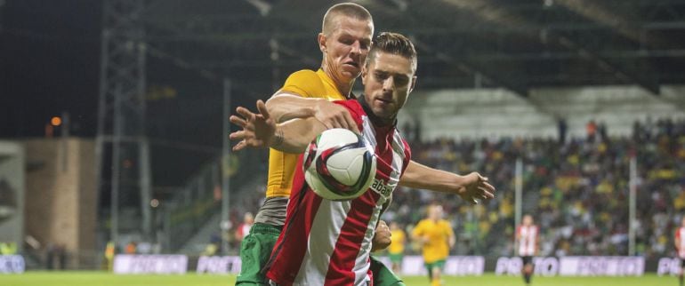 JAK63. KIEV (ESLOVAQUIA), 20/08/2015.- El jugador del Athletic Club de Bilbao, Kike Sola (dcha), pelea por el control del balón con el jugador del MSK Zilina, Denis Vavro, durante el partido de ida de la fase previa de la Liga Europa disputado en Zilina, Eslovaquia, el 20 de agosto del 2015. EFE/Jakub Gavlak