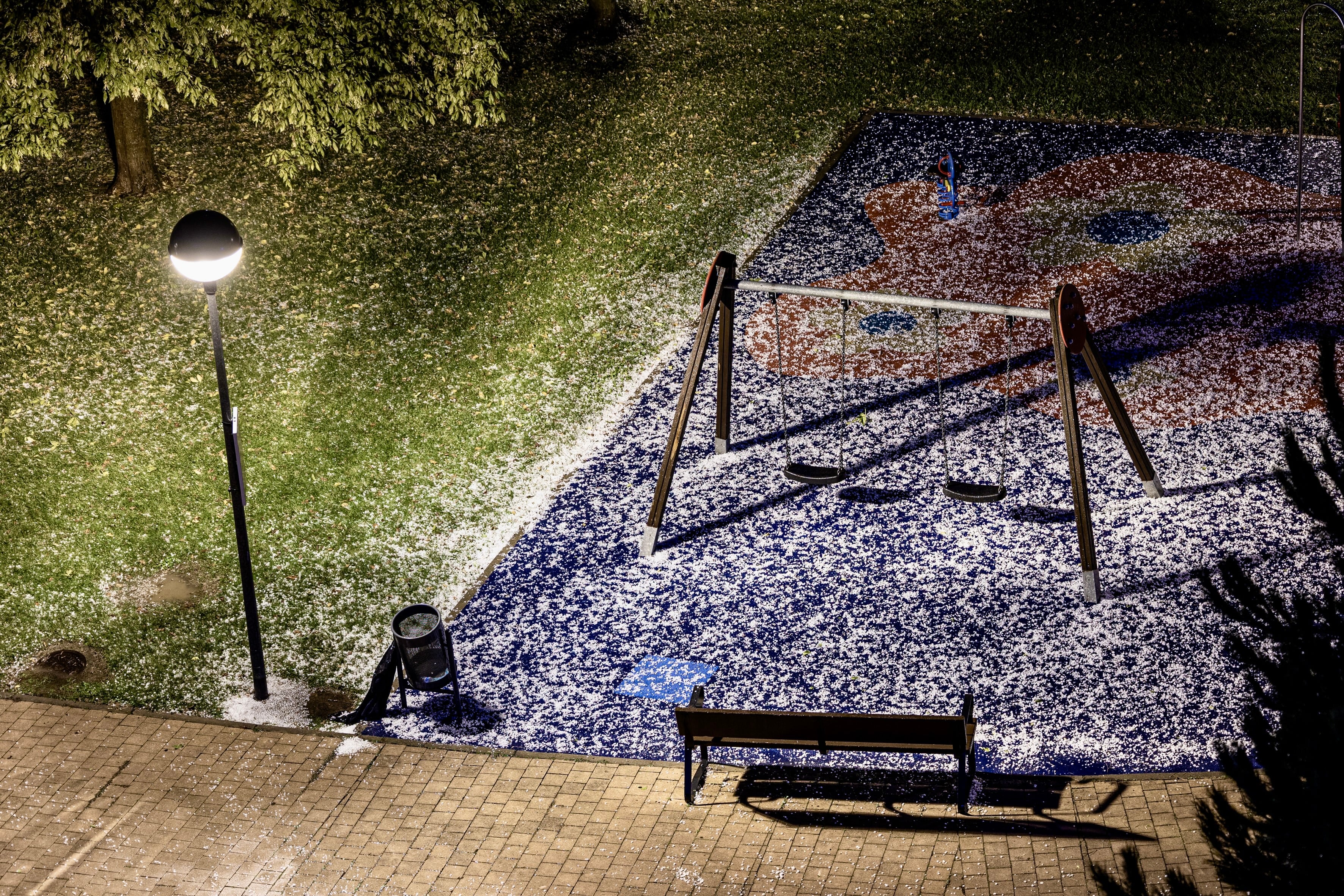 LOGROÑO 16/10/2024.- Una fuerte tormenta de lluvia, viento y granizo ha dejado este parque de Logroño blanco esta noche del miércoles. - EFE/Raquel Manzanares
