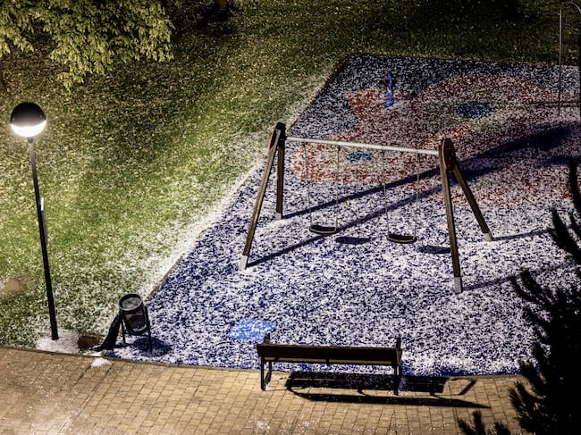 LOGROÑO 16/10/2024.- Una fuerte tormenta de lluvia, viento y granizo ha dejado este parque de Logroño blanco esta noche del miércoles. - EFE/Raquel Manzanares