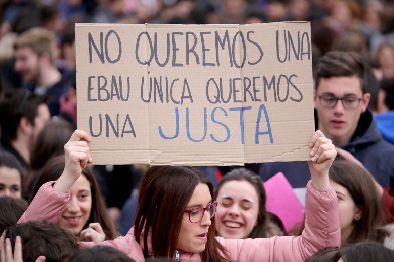 Manifestación de alumnos en Valladolid reclamando criterios justos en la EBAU