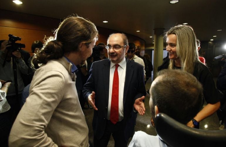 Encuentro de Javier Lambán y Pilar Alegría (PSOE) con Pablo Iglesias y Palbo Echenique (Podemos), en los pasillos de las Cortes de Aragón 