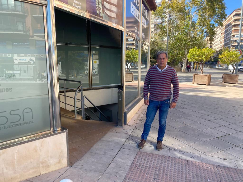 El concejal de Tráfico, Antonio Losa, a las puertas del aparcamiento Avenida de la capital.