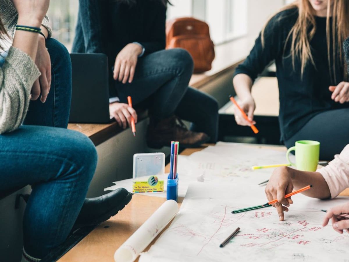 Tías aumenta de nuevo las ayudas para estudios universitarios fuera de la isla