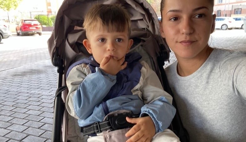 Lorenza, junto a su hijo con TEA, en su pueblo, Belmonte (Cuenca).