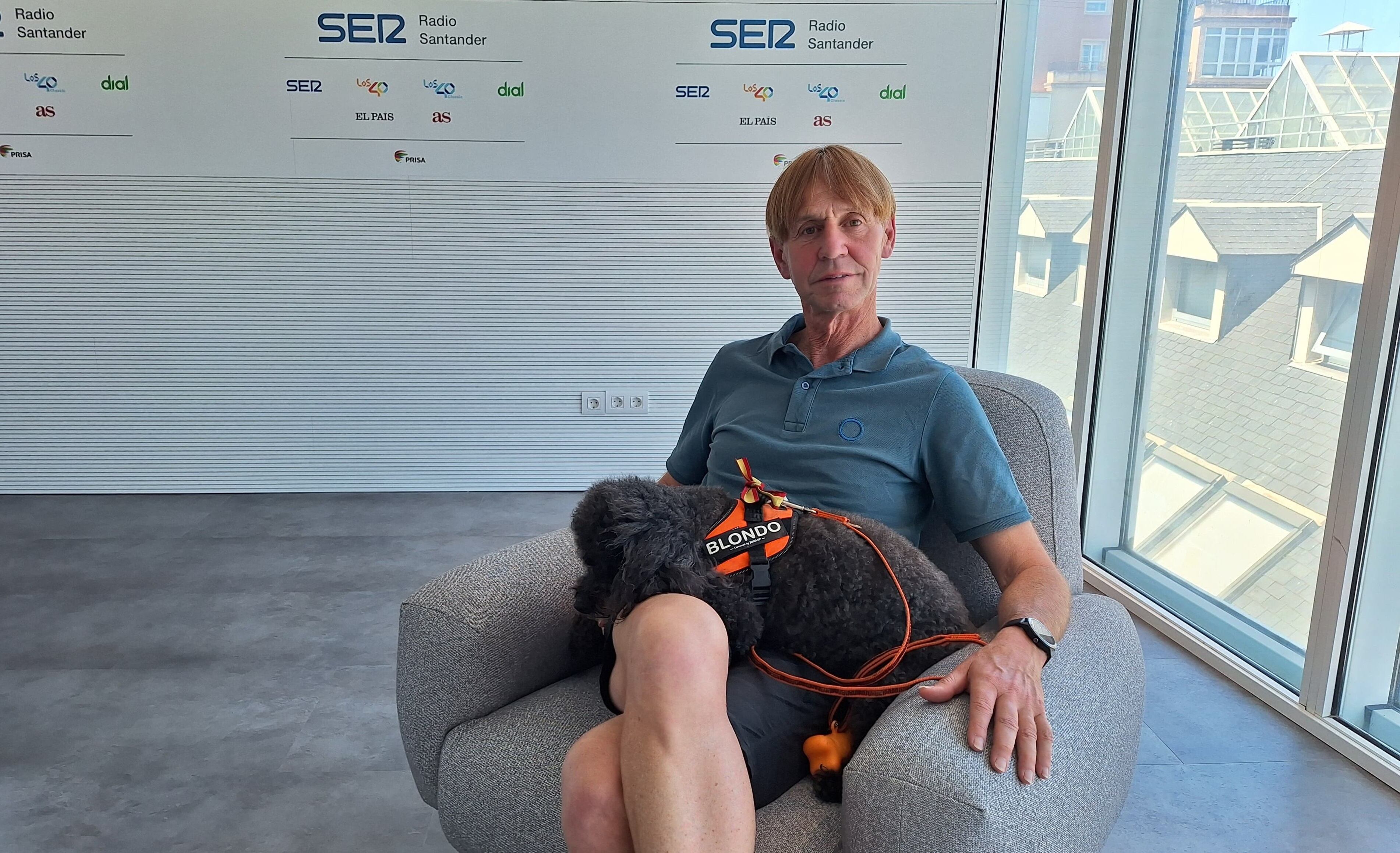 Blondo, junto a su dueño Manuel, en los estudios de la Cadena SER en Cantabria.