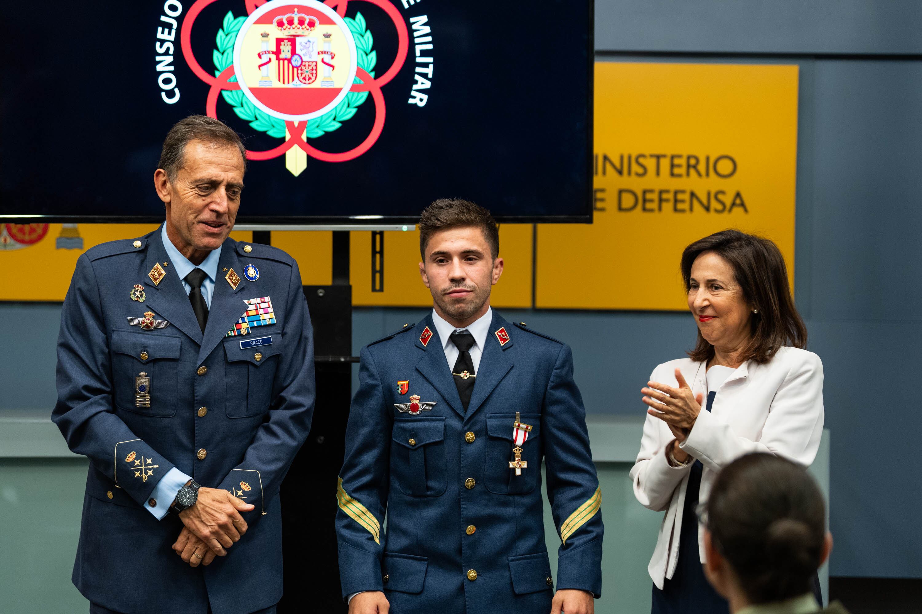 El medallista olímpico y militar Fran Garrigós entre el Jefe del Estado Mayor del Aire, Francisco Braco, y la ministra de Defensa, Margarita Robles