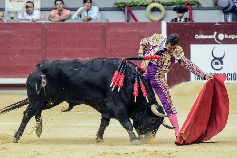 El torero David Fandila &quot;El Fandi&quot; durante el cuarto festejo de la feria de San Pedro y San Pablo de Burgos con reses de Román Sorando