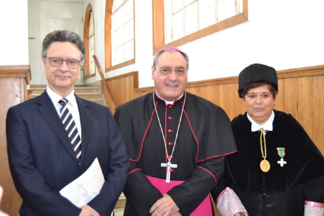 Enrique Martínez García, José Mª Gil Tamayo y Mª del Rosario Sáez Yuguero 