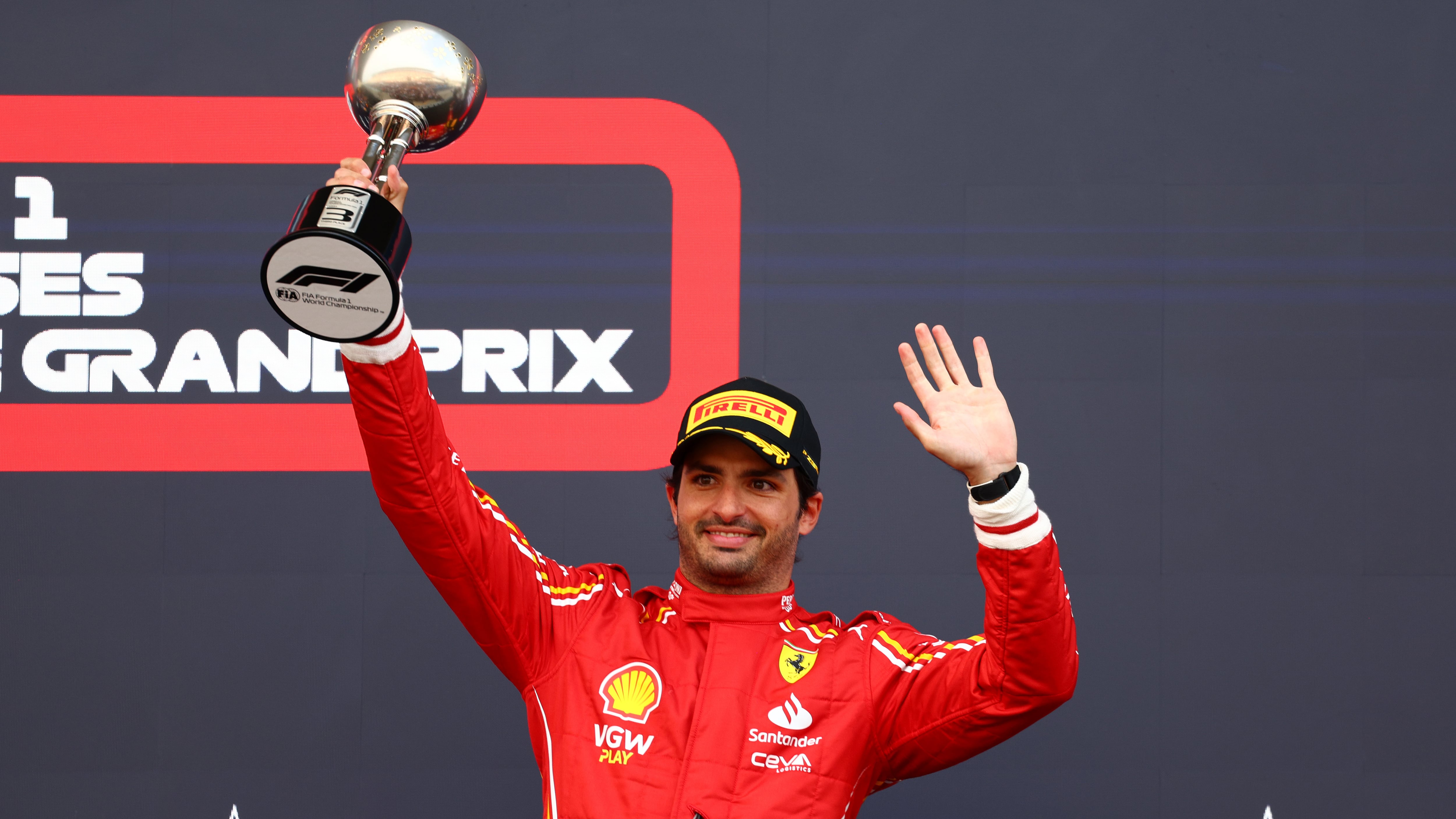 Carlos Sainz celebra en el podio del GP de Japón