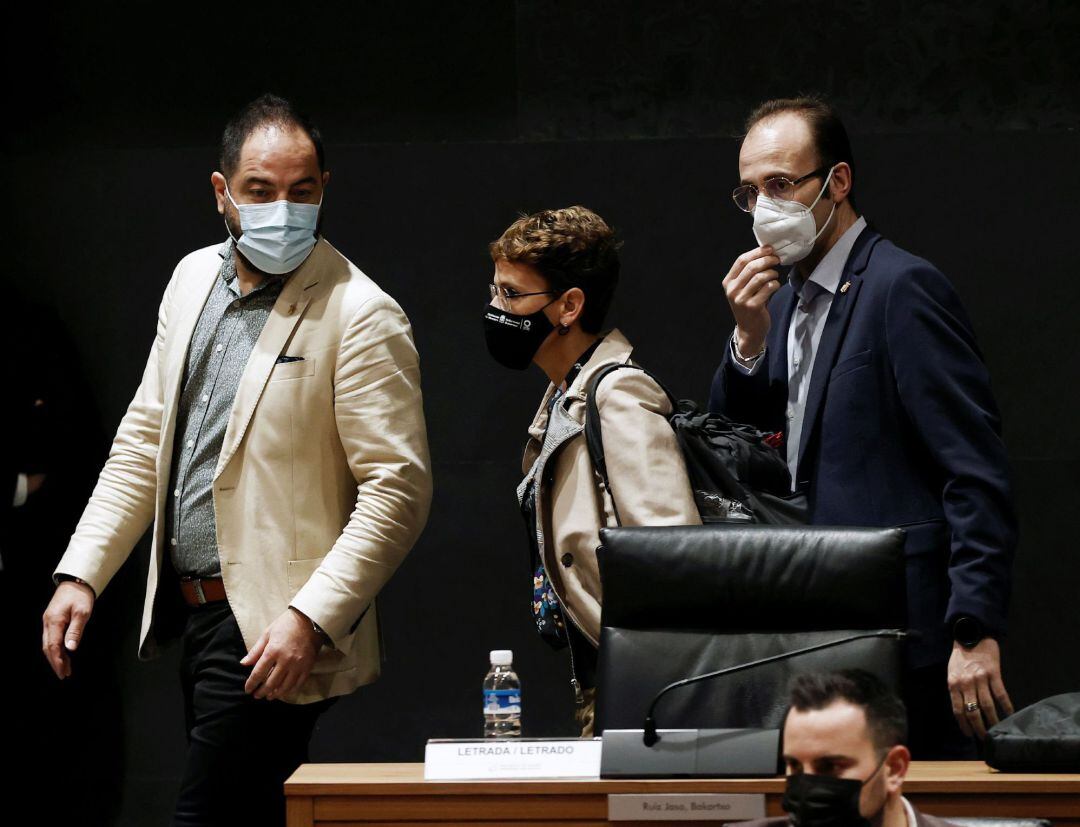 La presidenta del Gobierno de Navarra María Chivite (c) y los parlamentarios del PSN, Ramón SAlzorriz (i) y Jorge Aguirre (d).
