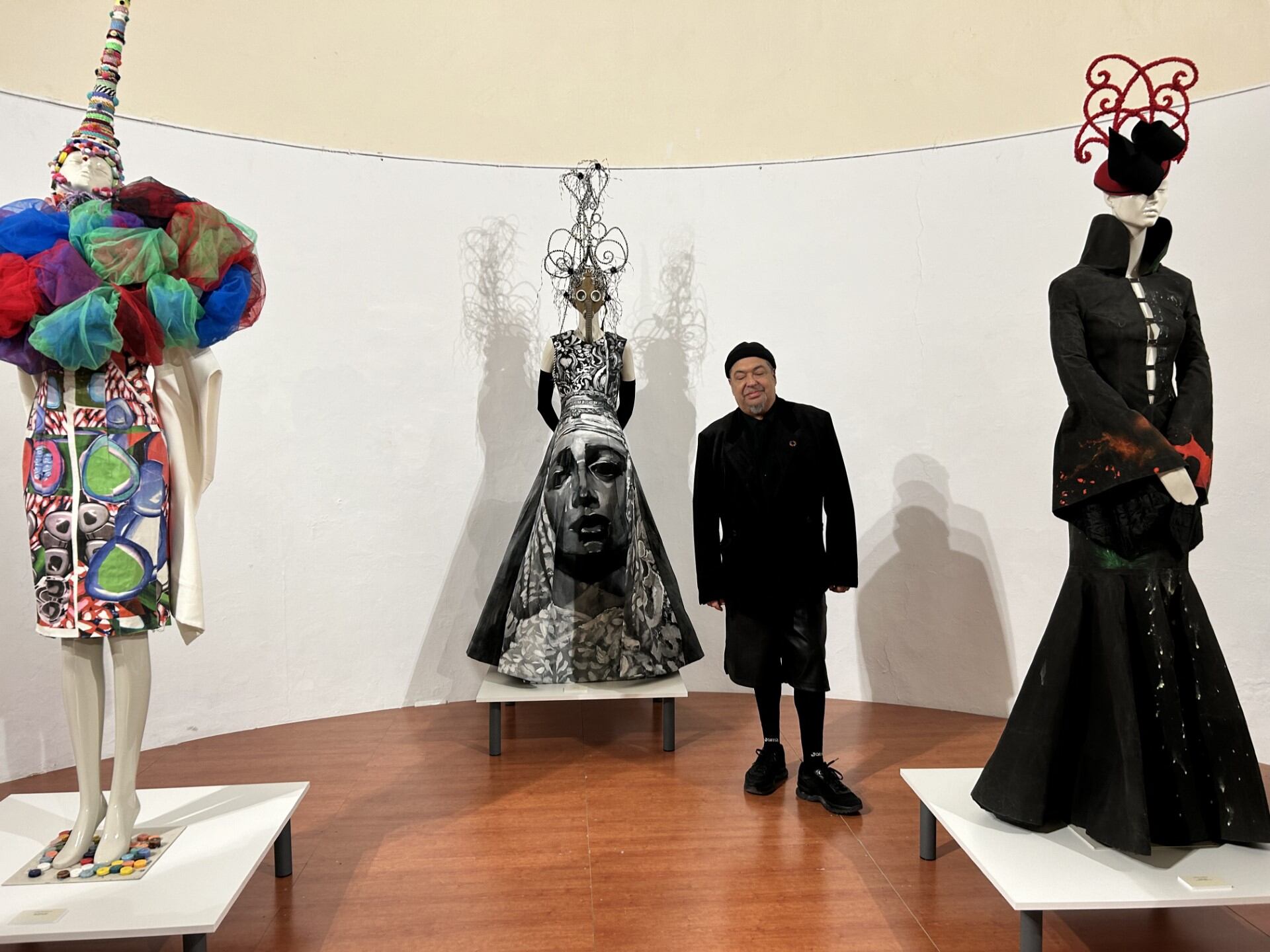 El artista Manuel Fernández junto a algunos de las piezas artísticas que ha traído a Jaén.