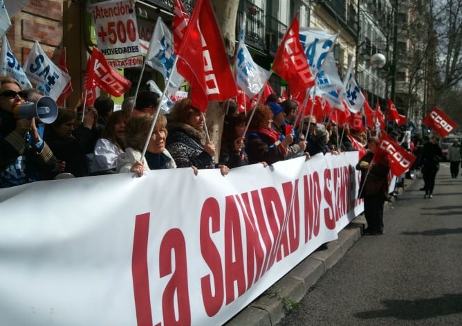 Los trabajadores no sanitarios manifestándose frente a la sede de Recursos Humanos de la Consejerías de Sanidad