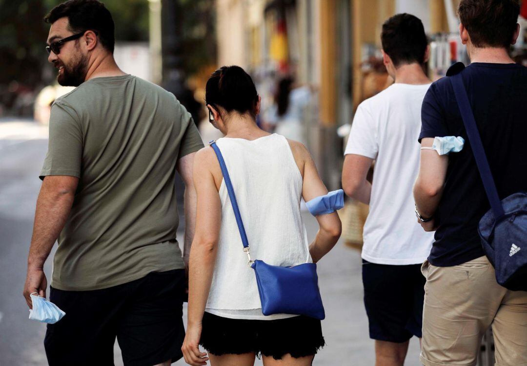 Varias personas sin mascarilla por el centro de Valencia