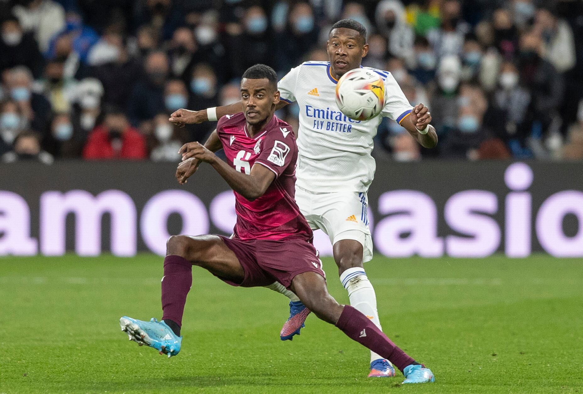 MADRID, 05/03/2022.- El delantero sueco de la Real Sociedad Alexander Isak (delante) lucha con el austriaco David Alaba, del Real Madrid, durante el partido de la jornada 27 de LaLiga que Real Madrid y Real Sociedad disputan hoy sábado en el estadio Santiago Bernabéu, en Madrid. EFE/Rodrigo Jiménez