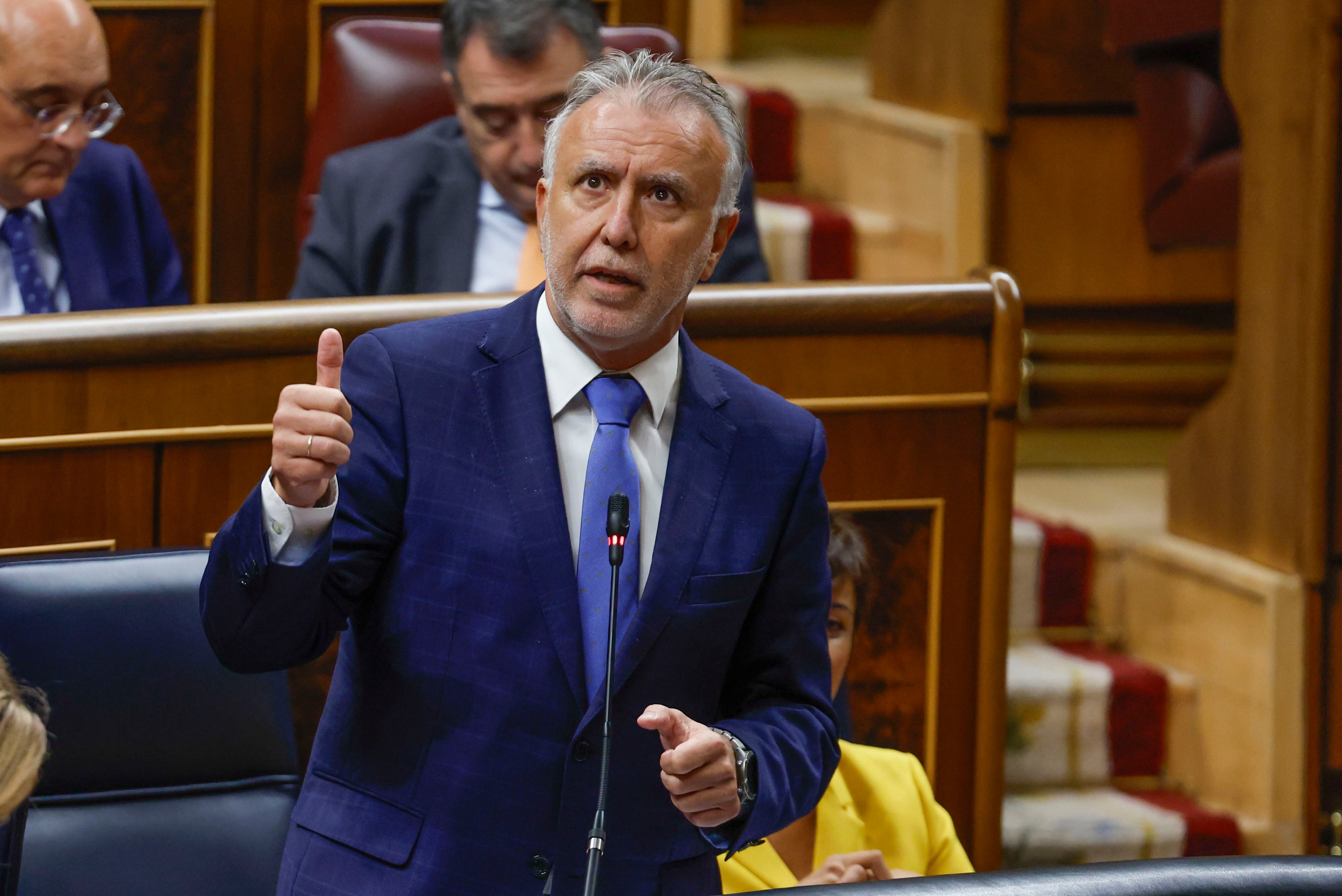 El ministro de Política Territorial y Memoria Democrática, Ángel Víctor Torres interviene en la sesión de control al Gobierno celebrada este miércoles en el Congreso. EFE/Javier Lizón