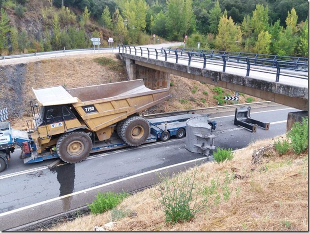 El puente quedó severamente afectado debido al impacto de la góndola que llevaba este vehículo pesado