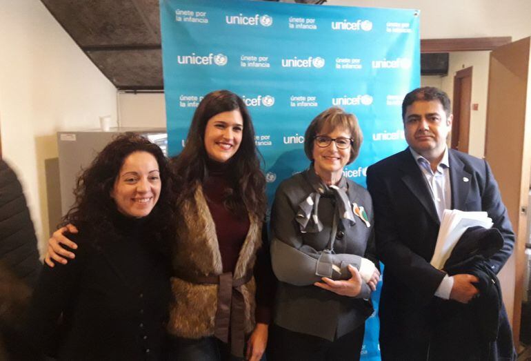 Federico Martínez-Carrasco, autor del informe, junto a la presidenta de UNICEF Comité Murcia, Amparo Marzal, y la directora general de Familia y Políticas Sociales, Miriam Pérez.