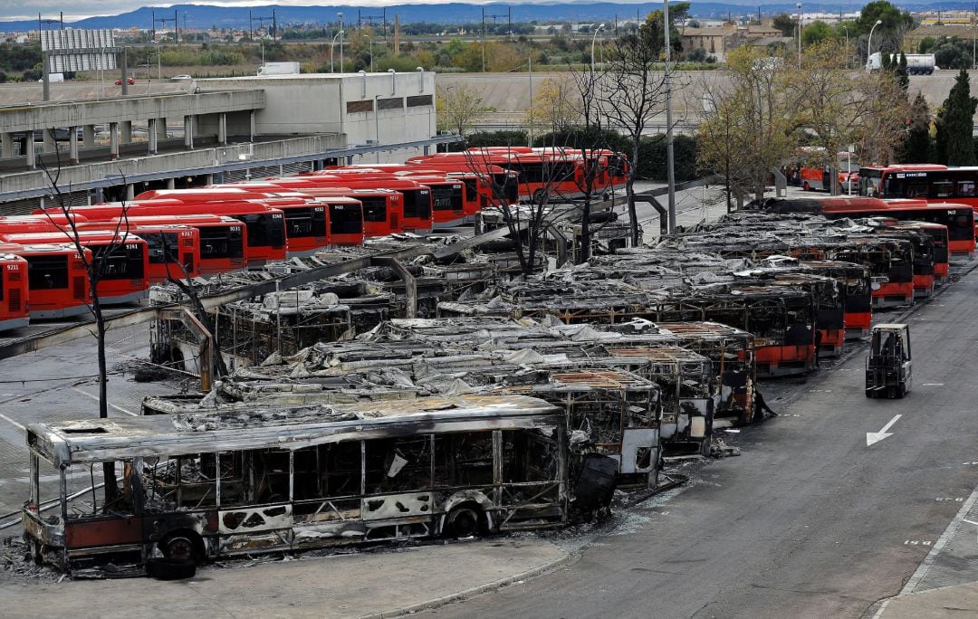 La Policía Científica investiga las causas del incendio declarado el pasado sábado en las cocheras de la EMT de València, que ha afectado totalmente a 16 autobuses y parcialmente a otros 10.