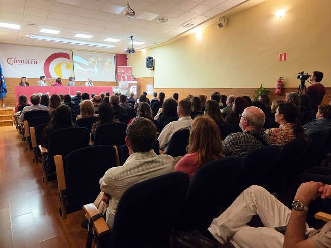 Numerosos representantes de los comercios alcoyanos han querido estar en este evento