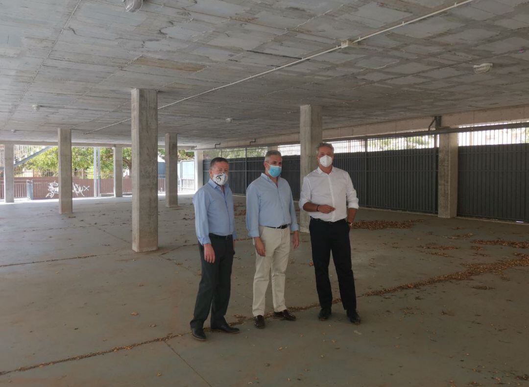 Rafael Funes, Antonio Sutil y Fran Fernández, en uno de los espacios que se habilitarán para el desdoble de alumnos en el IES Oretania