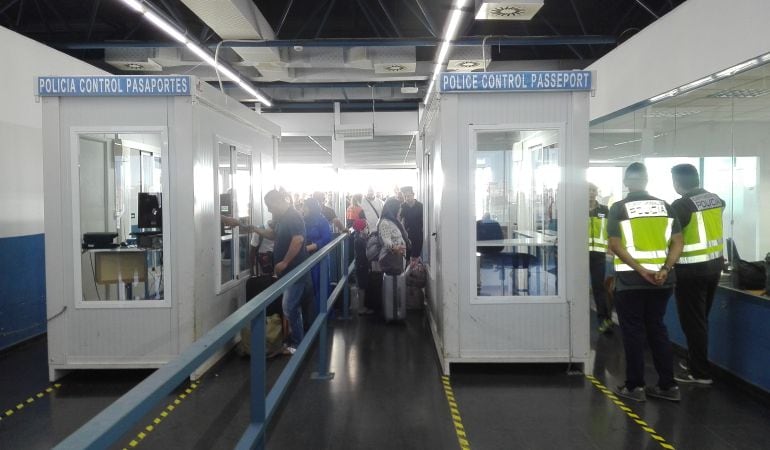 Varios pasajeros pasan el control en la terminal de embarque a Argelia del Puerto de Alicante