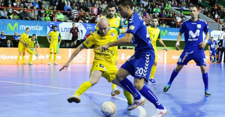 Dos jugadores del Jaén Paraíso Interior y del Inter Movistar se disputan un balón durante un partido anterior. 