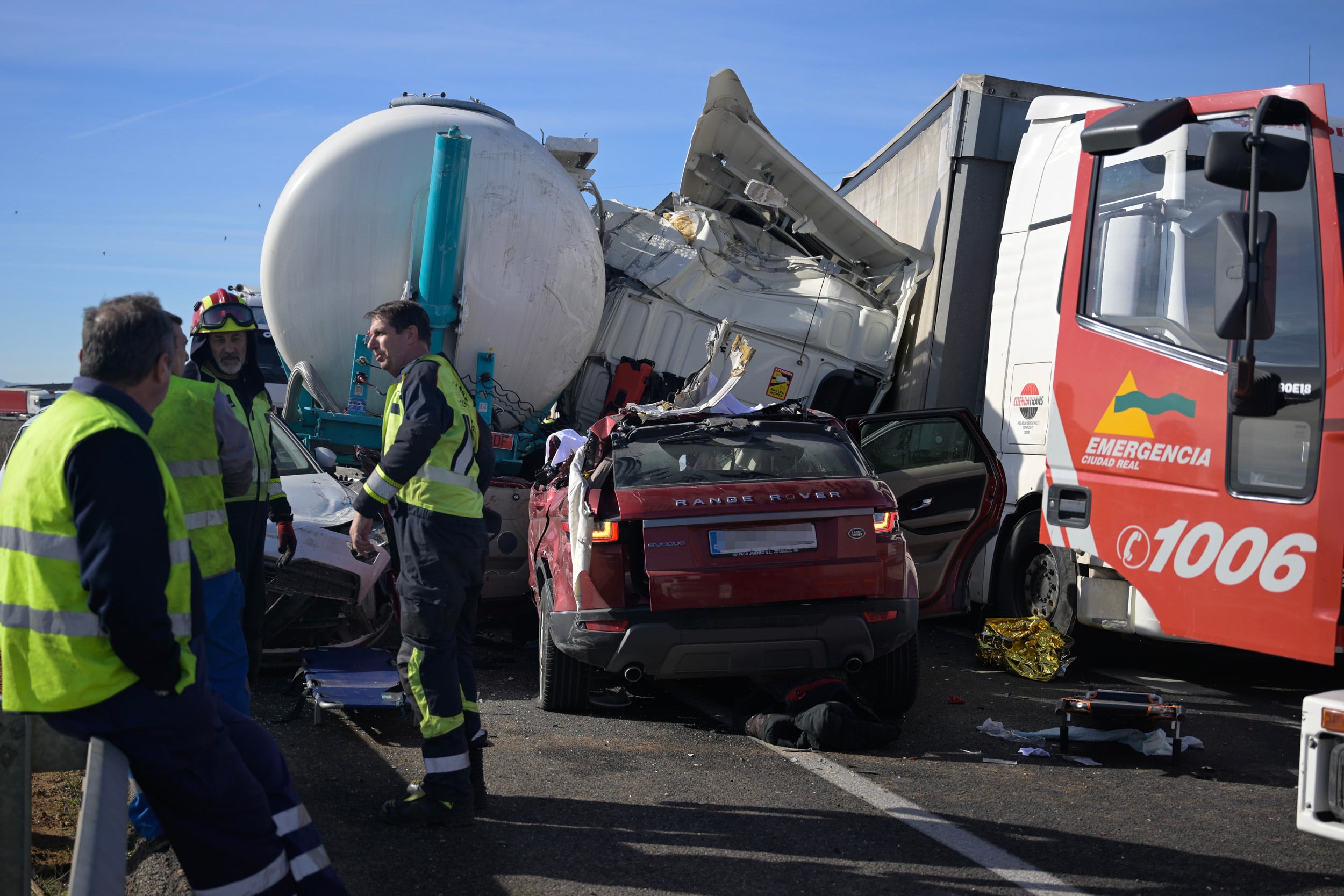 SANTA CRUZ DE MUDELA (CIUDAD REAL), 25/01/2024.- Tres personas han muerto y 18 han resultado heridas, tres de ellas graves, en los cinco accidentes de tráfico que se han registrado esta mañana en la autovía A-4, a la altura de Santa Cruz de Mudela (Ciudad Real), en una zona de niebla muy densa, y que ha provocado que se tuviera que cortar la autovía en ambos sentidos. EFE/Jesús Monroy
