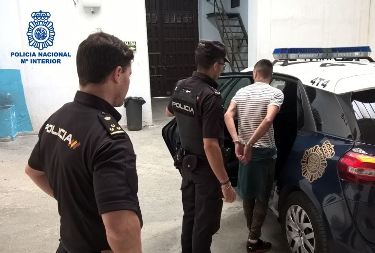 Momento de la detención del presunto ladrón a manos de agentes de la Policía Nacional de Jerez